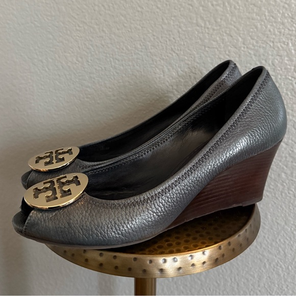 Tory Burch Navy Open Toe Wedges With Gold Emblem - Picture 3 of 13